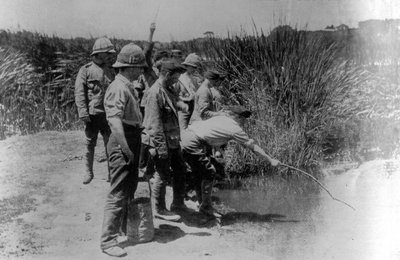 Soldaten außer Dienst während des Ersten Weltkriegs, die Stichlinge angeln von English Photographer